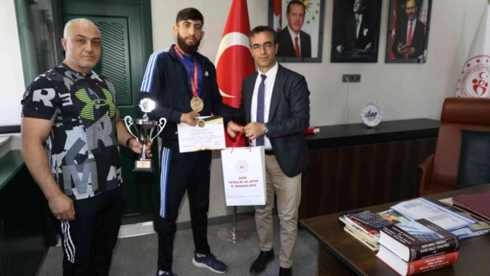 İl Müdürü Din, şampiyon sporcuyla bir araya geldi