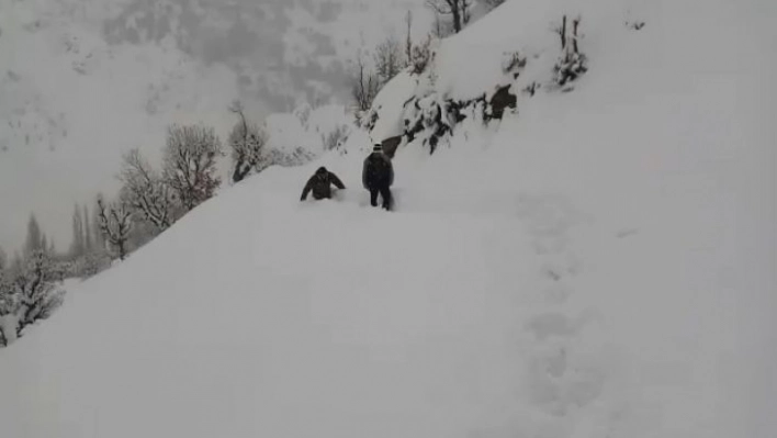 İlaç için 12 kilometre karda yürüdüler