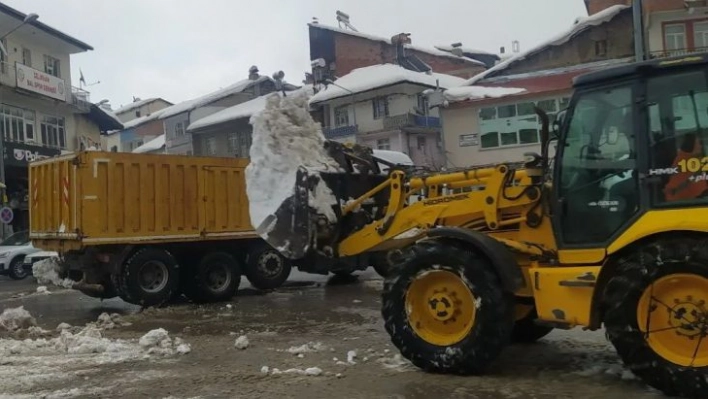 İlçe merkezindeki karlar kamyonlarla taşınıyor