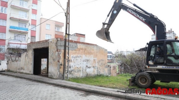 İlkadım'daki metruk binalar yıkılıyor