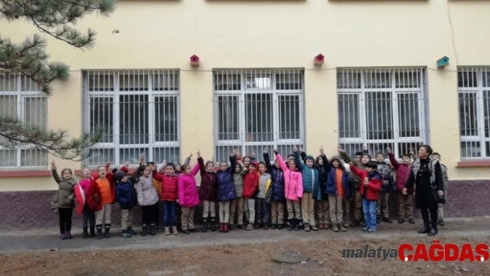 İlkokul öğrencileri kış günlerinde kuşlara sahip çıktı