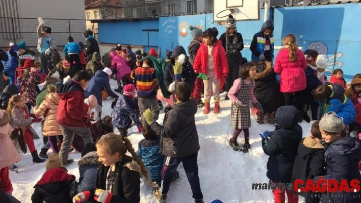 İnegöllüler kara hasret kaldı, yüksek kesimlerden kamyonla kar getirdiler