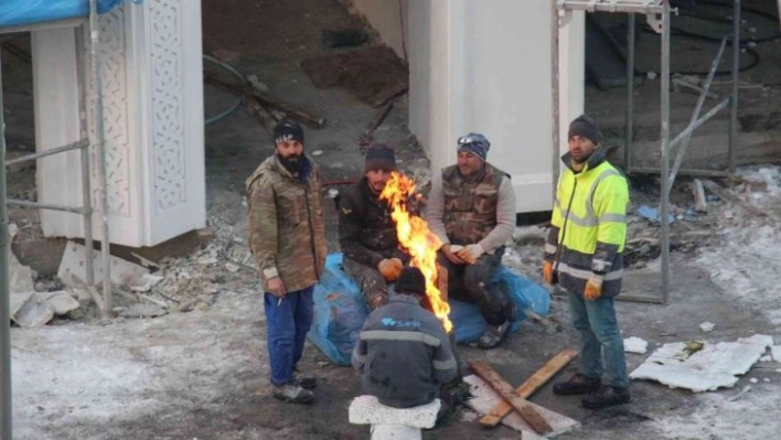 İnşaat işçilerinin soğukla mücadelesi