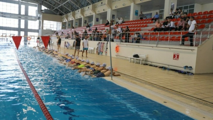 İpekyolu Belediyesinden çocuklar için yüzme kursu