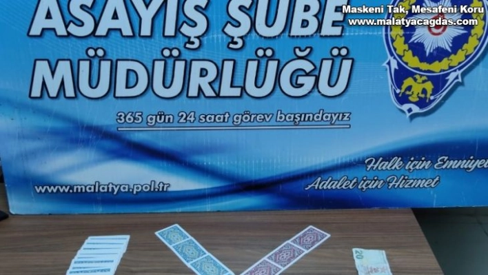 İş yerinde kumarcılar uynayanlara baskın