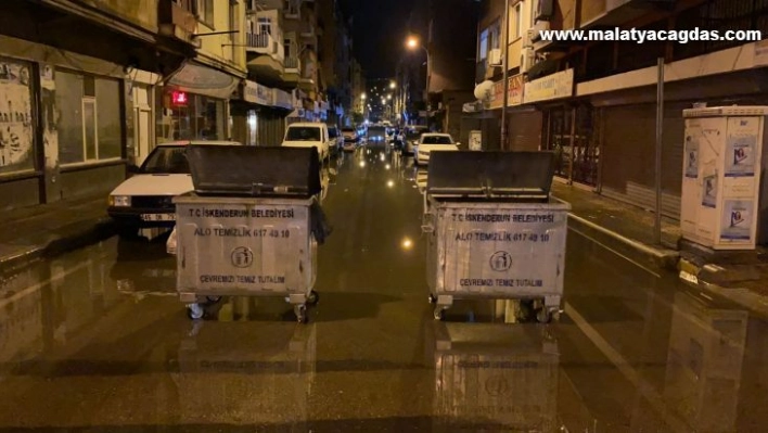 İskenderun'da sağanak yağmur hayatı felç etti