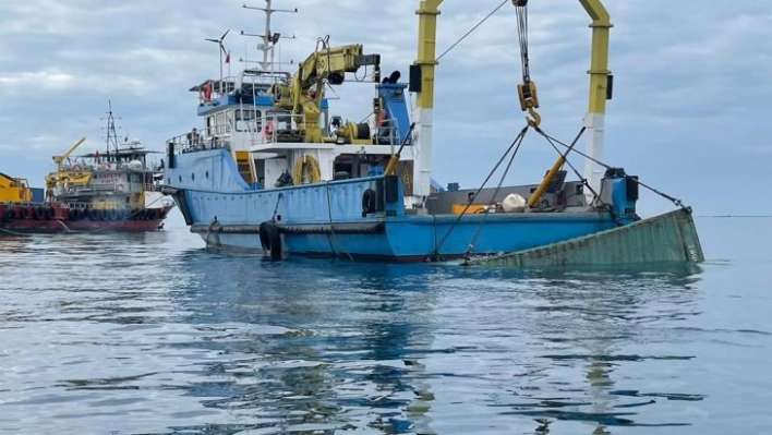 İskenderun Körfezi'nde denize düşen dinamit yüklü konteyner çıkarıldı