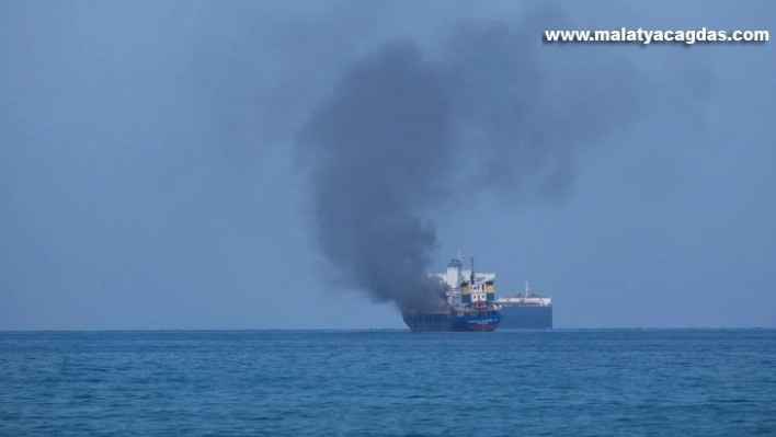 İskenderun Körfezi'nde konteyner yüklü gemide yangın çıktı