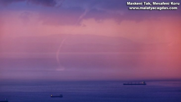 İskenderun Körfezi'nde yağmurlu hava ile günbatımı kartpostallık görüntü oluşturdu