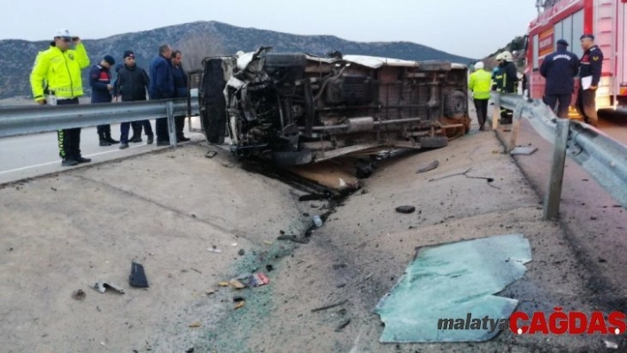 Isparta'da midibüs devrildi: 12 yaralı