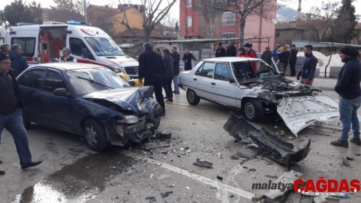 Isparta'da otomobiller kafa kafaya çarpıştı: 5 yaralı