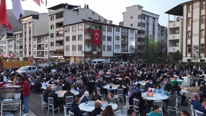 İspirliler ilçe meydanında iftarda buluştu