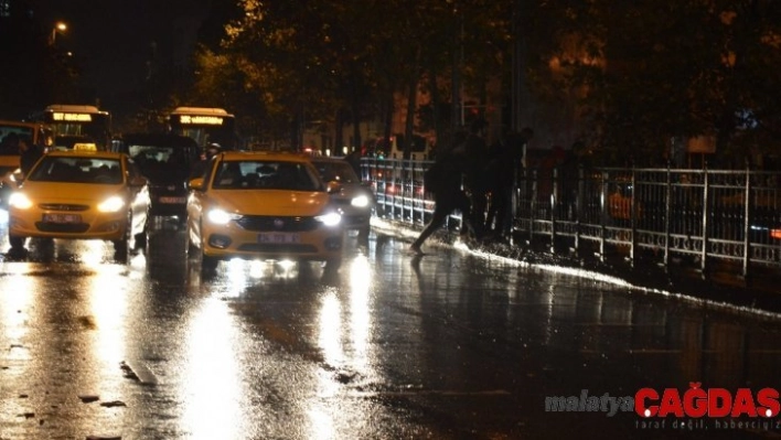 İstanbul'da beklenen yağmur başladı