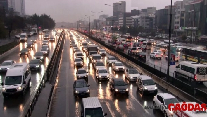 İstanbul'da yağmur hazırlıksız yakaladı