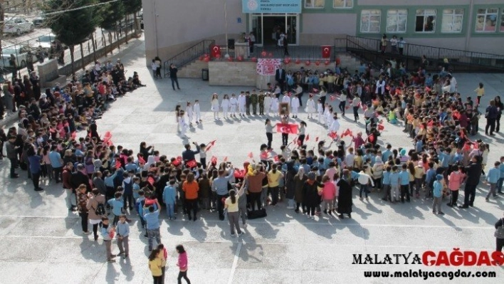 İstiklal Marşı'nı okuyan ikiz kardeşler beğeni topladı