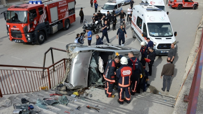 İstinat duvarına çarpıp okul bahçesine düşen aracın sürücüsü yaralandı