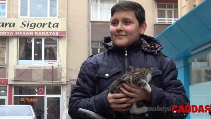 İtfaiye ekiplerinin kurtardığı kediyi 14 yaşındaki çocuk sahiplendi