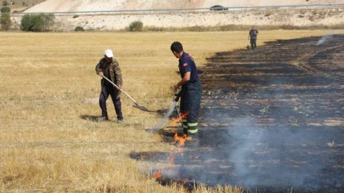 İtfaiye suyla, o ise yaba ile müdahale etti