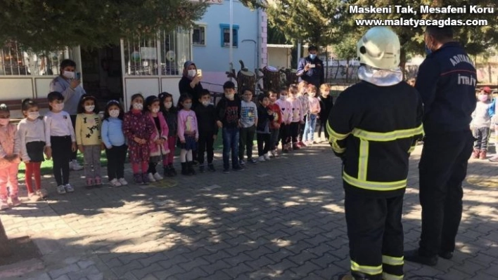 İtfaiyeci erlerinden miniklere yangın eğitimi