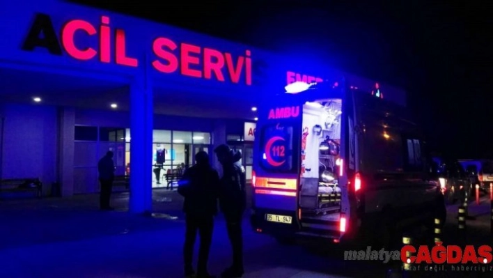 İzmir Çeşme'de kaçakları taşıyan teknenin batması sonucu ilk belirlemelere göre 8'i çocuk 11 kişinin öldüğü, 10 kişinin kurtarıldığı öğrenildi.