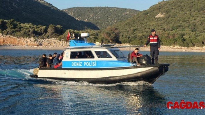 İzmir'de 28'i çocuk 60 düzensiz göçmen yakalandı