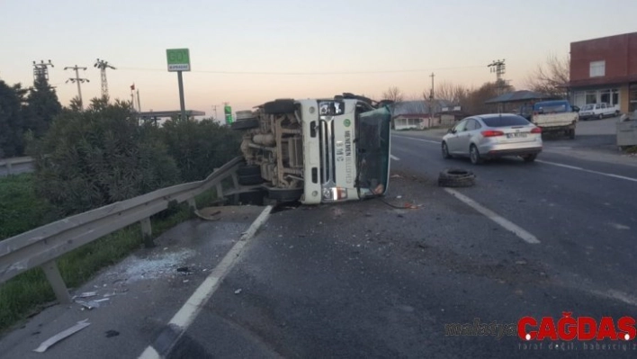 İzmir'de belediyeye ait çöp kamyonu devrildi: 3 yaralı