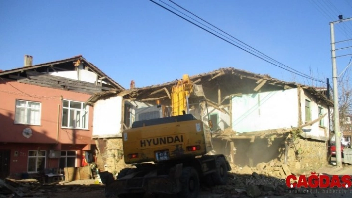 İzmit'te tehlike saçan metruk bina yıkıldı