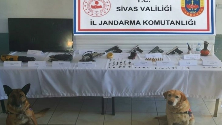 Jandarma'dan uyuşturucuya darbe, 7 kişilik uyuşturucu şebekesi çökertildi