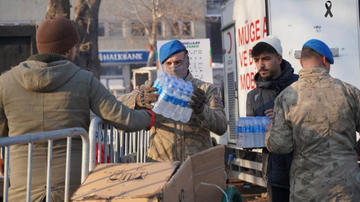 Jandarma deprem bölgesinde yaraları sarmaya devam ediyor