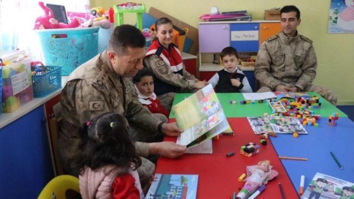 Jandarma Komutanı Altın öğrencilere masal okudu