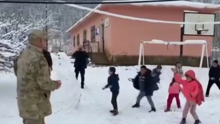 Jandarma, öğrencilerle kardan adam yapıp kartopu oynadı