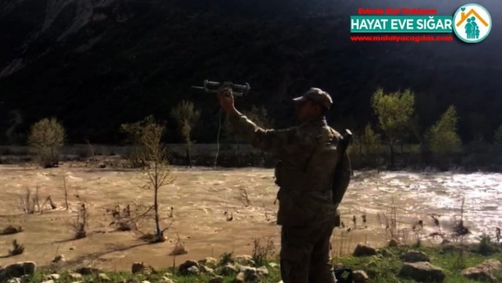 Jandarma yaşlı kadına ilaçlarını drone'la ulaştırdı