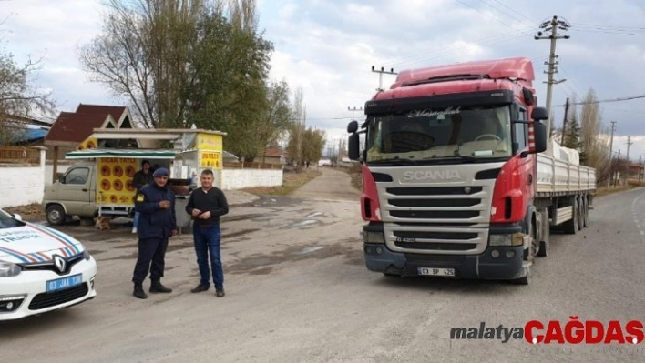 Jandarmadan kamyon şoförlerine bilgilendirme ve sıcak çay ikramı