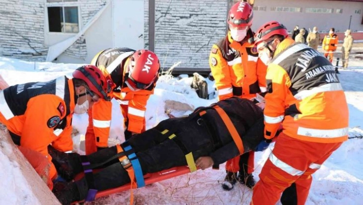 JÖAK ve JAK ekiplerinin deprem tatbikatı gerçeğini aratmadı