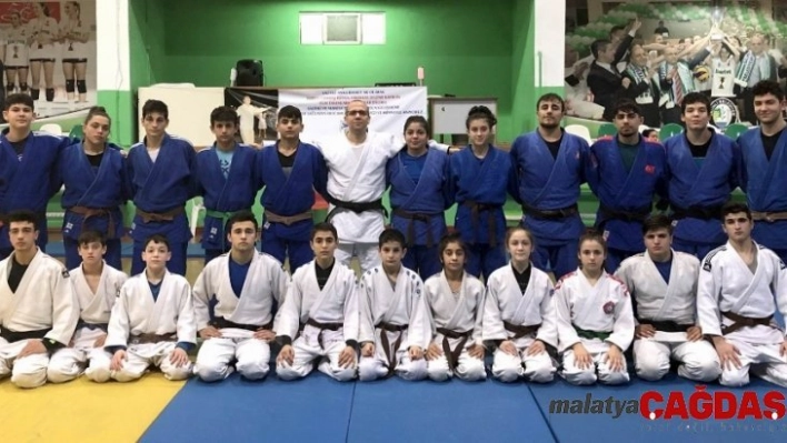 Judo çalışma kampı Salihli'de yapıldı