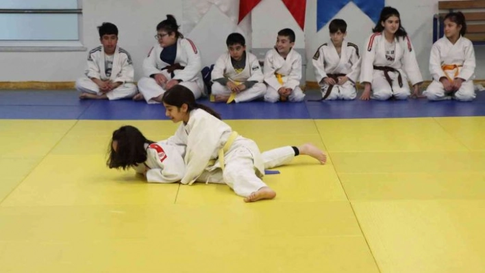 Judo hareketlerini il birinciliği için yaptılar