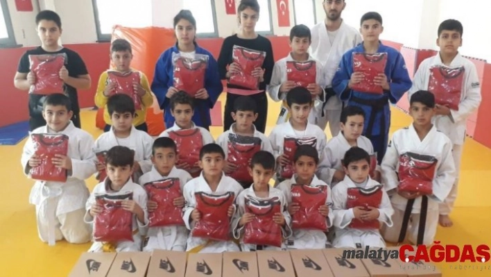 Judoculara spor malzemesi dağıtıldı