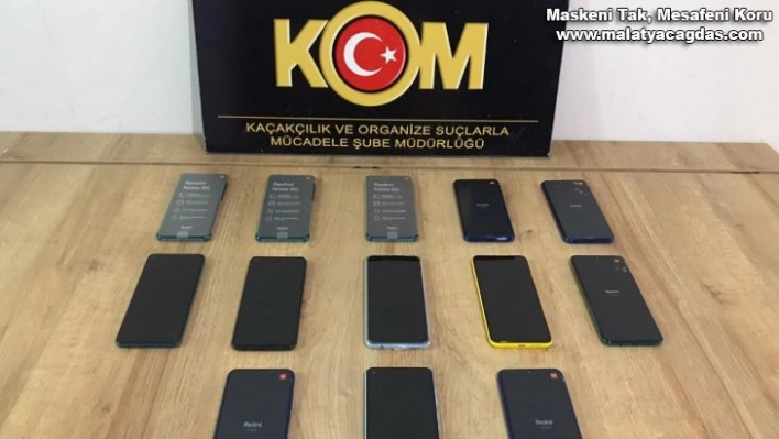 Kaçak cep telefonu ve makaron ele geçirildi