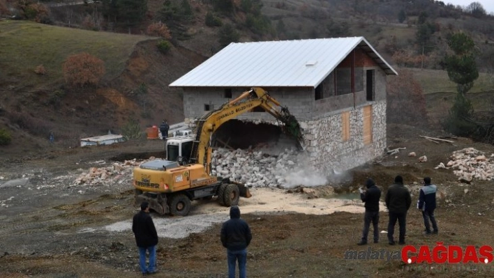 Kaçak villa yıkıldı