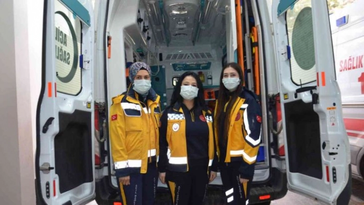 Kadın ambulans şoförü ekibiyle hayat kurtarıyor