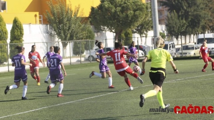 Kadın futbolculara Başkan Atay'dan destek