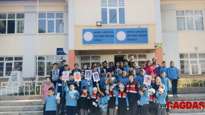 Kadın subaydan öğrencilere trafik eğitimi