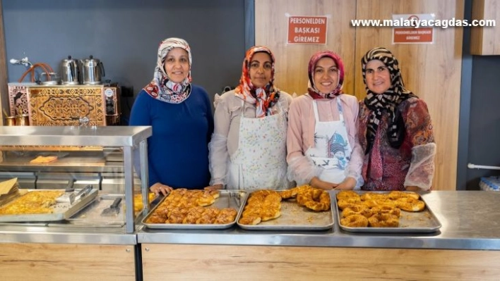 Kadınlar bir oldu, ilçenin ilk pastanesini açtı