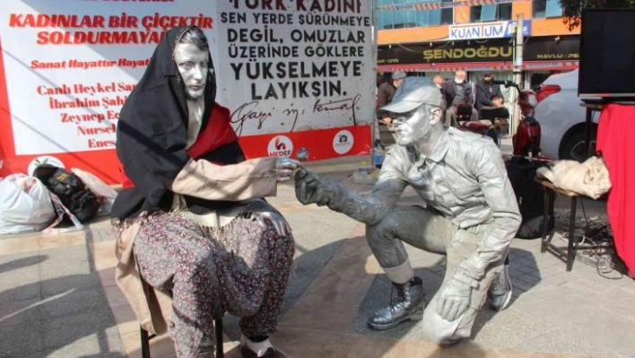 Kadınlar Gününe özel canlı heykel gösterisi