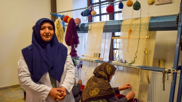 Kadınlar halı dokuyarak 'hayata dokunuyor'