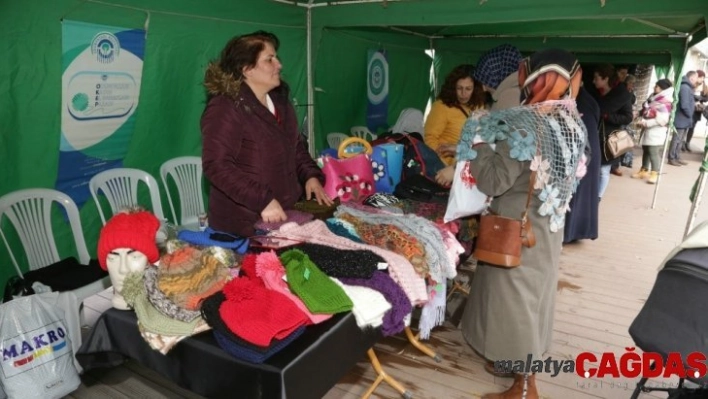 Kadınlardan Hamamyolu'nda hediyelik eşya sergisi