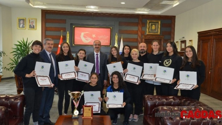 KAEÜ'si kadın voleybol takımı turnuva birincisi oldu