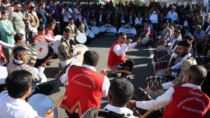 Kahramanmaraş'ta davullu zurnalı köprülü kavşak ve bulvar açılışı