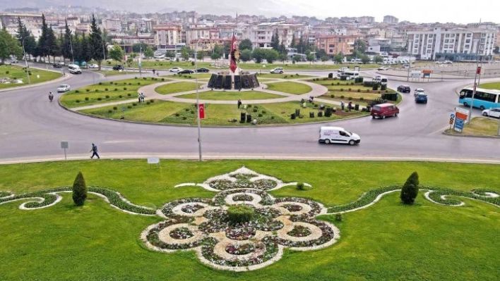 Kahramanmaraş'ta kavşak ve refüjlerde çiçek açtı