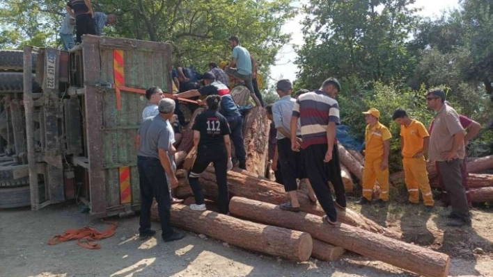 Kahramanmaraş'ta tomruk yüklü kamyon devrildi: 1 ölü, 2 yaralı